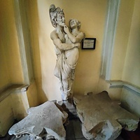 Скульптура "Сатир и Нимфа", изготовленная для имения "Кореиз" князя Юсупова. Установлена при входе в Ялтинский историко-литературный музей.