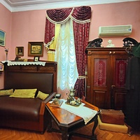 Экспозиции музея «Чехов и Крым» на даче «Омюр». На вешалке - оригинальные пальто и шляпа писателя.