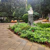 Пионерский парк. Бюст Николаю Бирюкову на улице Бирюкова. Установлен в 1989 г. Скульптор Федчук К. П.