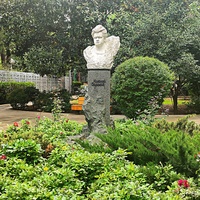 Пионерский парк. Бюст Николаю Бирюкову на улице Бирюкова. Установлен в 1989 г. Скульптор Федчук К. П.