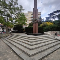 Стела в честь комсомола Ялты в сквере «Комсомолец» (народное название «сквер Руданского»).