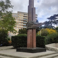 Стела в честь комсомола Ялты в сквере «Комсомолец» (народное название «сквер Руданского»).