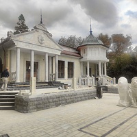 Бывший ресторан "Апельсин" (ранее "Белый Лев") в Ялте на набережной Ленина, 31А. После ремонта, похоже, сменится хозяин и вывеска.