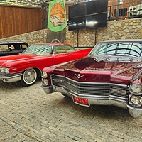 Музей автомобильного искусства. Модели Cadillac Deville Coupe и Cadillac DeVille convertible (справа).