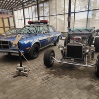 Музей автомобильного искусства. Модель Ford, model А 1929г., построен на базе Ford, model А с двигателем Сhevrolet Corvette. Hot-Rod представляет кастомный проект авто образца 1930-х годов в тематике гангстеров и казино. Слева - Dodge Diplomat SE.