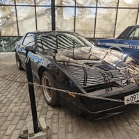 Музей автомобильного искусства. Модель Pontiac Firebird 3-го поколения, 1982–1992гг. Является трибьютом (точной копией) культовой машины KITT (Knight Industries Two Thousand) из популярного амер. сериала 1980-х гг. «Рыцарь дорог» (Knight Rider).