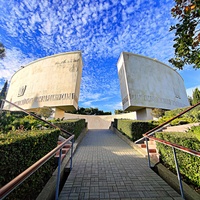 Мемориальный комплекс «Холм Славы» (гиг. разорванное кольцо из ж/б, облиц. белым камнем, символ. скорбь и память,1967 г. ) в память о воинах и жителях Ялты, павших в годы Гражд. и Вел. Отеч. войн. Арх. А. В. Степанов, В. А. Петербуржцев, А. А. Попов