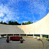 Мемориальный комплекс «Холм Славы» (вечный огонь и кольцо из ж/б, облиц. белым камнем, символ. скорбь и память,1967 г. ) в память о воинах и жителях Ялты, павших в годы Гражд. и Вел. Отеч. войн. Арх. А. В. Степанов, В. А. Петербуржцев, А. А. Попов