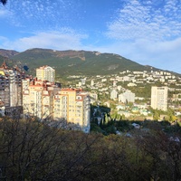 Вид на жилую постройку на холме Дарсан с ул. Войкова.