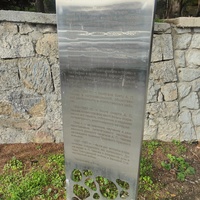 Сквер имени М. П. Чеховой. Стела с информацией о М. П. Чеховой.