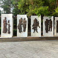 Сквер имени М. П. Чеховой. Скульптурно-барельефные композиции героев произведений А. П. Чехова.