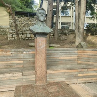 Сквер имени М. П. Чеховой. Бюст А.П. Чехова, установлен в 1966 г.  Автор: скульптор Н.А. Лавинский.