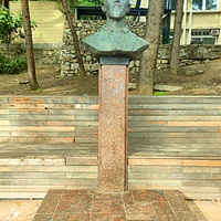 Сквер имени М. П. Чеховой. Бюст А.П. Чехова, установлен в 1966 г.  Автор: скульптор Н.А. Лавинский.