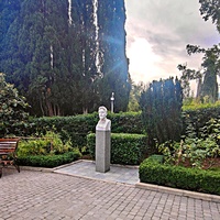 Дом-музей Антона Павловича Чехова «Белая дача».  Мраморный бюст Чехова работы скульптора Никиты Антоновича Лавинского.