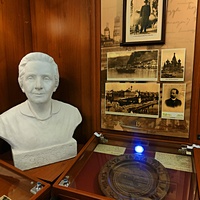 Дом-музей Антона Павловича Чехова «Белая дача». Постоянная экспозиция «Жизнь и творчество А.П. Чехова». Бюст М.П. Чеховой.