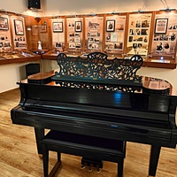 Дом-музей Антона Павловича Чехова «Белая дача». Зал литературной экспозиции с советским пианино марки «Чайка». Это не тот инструмент, на котором играли Чехов или его гости.