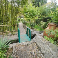 Сад Чехова возле «Белой дачи» - такая же достопримечательность, как и сам дом-музей. Создавался руками писателя, планировавшего его и проектировавшего по своему вкусу и концепции «вечной весны», чтобы почти круглогодично что-то цвело в саду.