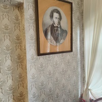 Дом-музей Антона Павловича Чехова «Белая дача». Столовая. Портрет Пушкина. Это репродукция гравюры А. Метцгера, которую Чехов привёз с собой из Мелихово.