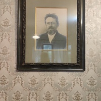 Дом-музей Антона Павловича Чехова «Белая дача». Портрет Чехова в Прихожей.