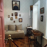 Дом-музей Антона Павловича Чехова «Белая дача». Комната матери Чехова. Её портрет на стене написан сестрой Чехова.