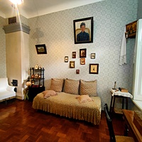 Дом-музей Антона Павловича Чехова «Белая дача». Комната матери Чехова. Её портрет на стене написан сестрой Чехова.