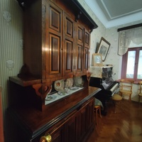 Дом-музей А.П. Чехова «Белая дача». Гостиная 2-го этажа часто превращалась в столовую, когда приезжало много гостей. Немецкое пианино фабрики «Смит и Вегенер». На пианино играл С. В. Рахманинов, под аккомпанемент инструмента пел Ф. И. Шаляпин.