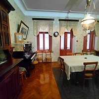 Дом-музей А.П. Чехова «Белая дача». Гостиная 2-го этажа часто превращалась в столовую, когда приезжало много гостей. Немецкое пианино фабрики «Смит и Вегенер». На пианино играл С. В. Рахманинов, под аккомпанемент инструмента пел Ф. И. Шаляпин.