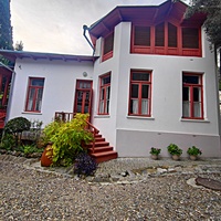 Дом-музей Антона Павловича Чехова «Белая дача». Флигель, где жил Чехов, пока строился дом. Он предназначен для прислуги и для хозяйственных нужд.