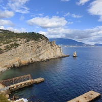 Вид со смотровой площадки псевдоготического замка "Ласточкино гнездо" на восточный (Лимен-Бурун) выступ мыса Ай-Тодор с отдельной маленькой скалой Парус.