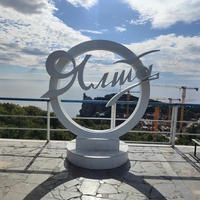 Смотровая площадка на Алупкинском шоссе. Вид на Черноморскую акваторию и Аврорину скалу (средний отрог Монастыр-Бурун) мыса Ай-Тодор с псевдоготическим замком "Ласточкино гнездо".