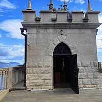 Вход в надвратную башню псевдоготического замкового комплекса "Ласточкино гнездо" на вершине Аврориной скалы.