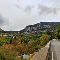Вид с Алупкинского шоссе на посёлок Ореанда. За ним - храмовый комплекс Архистратига Михаила у подножия горы Ай-Никола справа. Слева - гора Урьянда (известная как Ореанда-Исар или Крестовая).