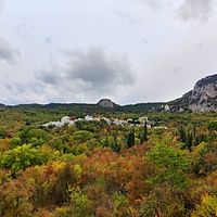 Вид с Алупкинского шоссе на посёлок Ореанда. За ним - храмовый комплекс Архистратига Михаила у подножия горы Ай-Никола справа. В центре - гора Урьянда (известная как Ореанда-Исар или Крестовая). Слева - юго-восточный отрог горы Могаби.