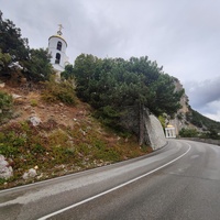 Севастопольское шоссе над посёлком Ореанда возле храмового комплекса Архистратига Михаила.