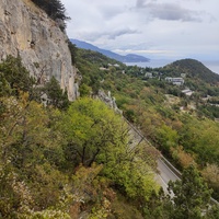 Вид со смотровой площадки у храмового комплекса Архистратига Михаила на Севастопольское шоссе, памятник скалолазам, посёлок Ореанда, гору Крестовую и Черноморское побережье.