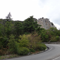 Вдоль Алупкинского шоссе за автобусной остановкой 6КПП перед верхней частью посёлка Ореанда. Впереди гора Ай-Никола.