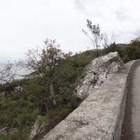 Вдоль Алупкинского шоссе за автобусной остановкой 6КПП.