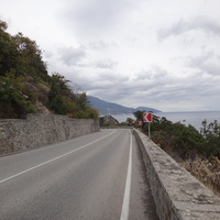 Вдоль Алупкинского шоссе за автобусной остановкой 6КПП перед верхней частью посёлка Ореанда.