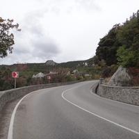 Вид с Алупкинского шоссе на посёлок Ореанда. За ним - храмовый комплекс Архистратига Михаила у подножия горы Ай-Никола справа. Слева - гора Урьянда (известная как Ореанда-Исар или Крестовая).