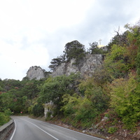 Севастопольское шоссе у храма Михаила Архангела. Сверху справа маковка купола.