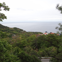 Вид с Севастопольское шоссе на посёлок Ореанда и  Черноморское побережье. Слева - гора Крестовая.