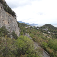 Вид со смотровой площадки у храмового комплекса Архистратига Михаила на Севастопольское шоссе, памятник скалолазам, посёлок Ореанда, гору Крестовую и Черноморское побережье.