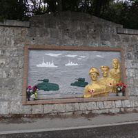 Барельеф защитникам и освободителям Крыма возле автобусной остановки "Ореанда" на Севастопольского шоссе.