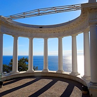 На Царской (Солнечной) тропе. Вид на акваторию и полуротонду над посёлком. Автор проекта полуротонды - архитектор Алексей Александрович Авдеев.