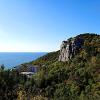 Вид с Царской (Солнечной) тропы на посёлок и гору Урьянда (известную как Ореанда-Исар или Крестовая).
