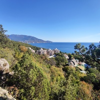 Резиденции «Дипломат» в п.г.т. Ореанда. Вид с Царской (Солнечной) тропы.