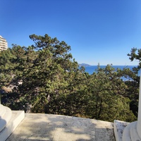 На Царской (Солнечной) тропе. Вид с полуротонды на горные хвойные заросли, часть акватории, побережья и застройки посёлка.