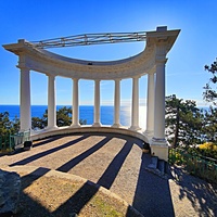 На Царской (Солнечной) тропе. Вид на акваторию и полуротонду над посёлком. Автор проекта полуротонды - архитектор Алексей Александрович Авдеев.