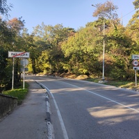 Дорожные указатели на границе между посёлками по Севастопольскому шоссе.