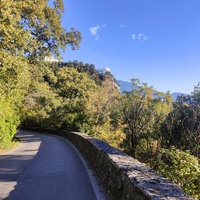 Вид с дороги в нижней части посёлка на полуротонду склоне горы Крестовой и на ЖК «Ореанда Плаза».